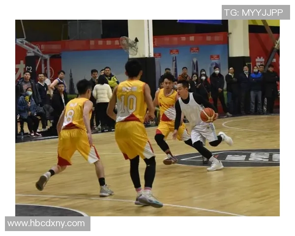 双栖球星闪耀绿茵与赛场足球激情篮球魅力同辉