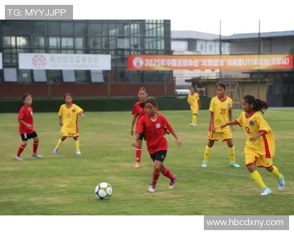 足球巨星训练营现场实录 专业指导与技术展示全程揭秘