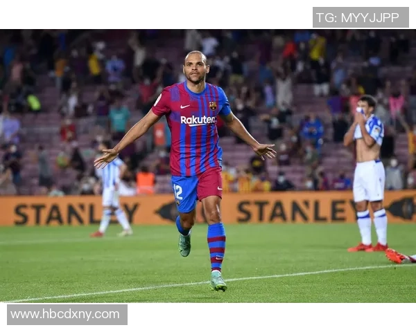 球星足球场上竖中指事件引发热议 社会舆论与体育道德的双重反思 球星足球场上竖中指事件引发热议 社会舆论与体育道德的双重反思